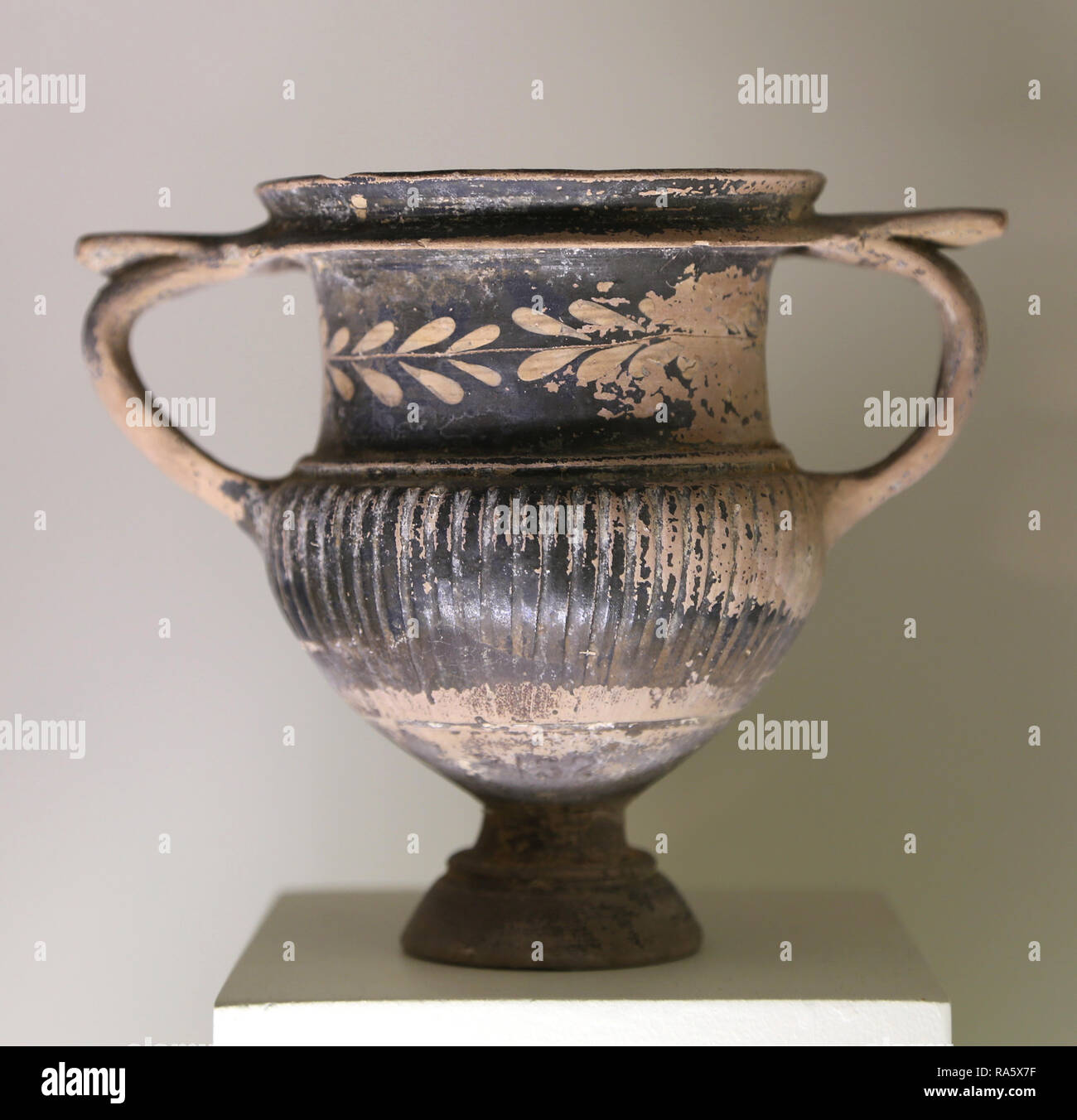 Kantharos noir-brillant, roue-made pottery (3e siècle avant J.-C.) Roses atelier. La culture grecque. Cabrera de Mar, Catalogne, Espagne. Banque D'Images