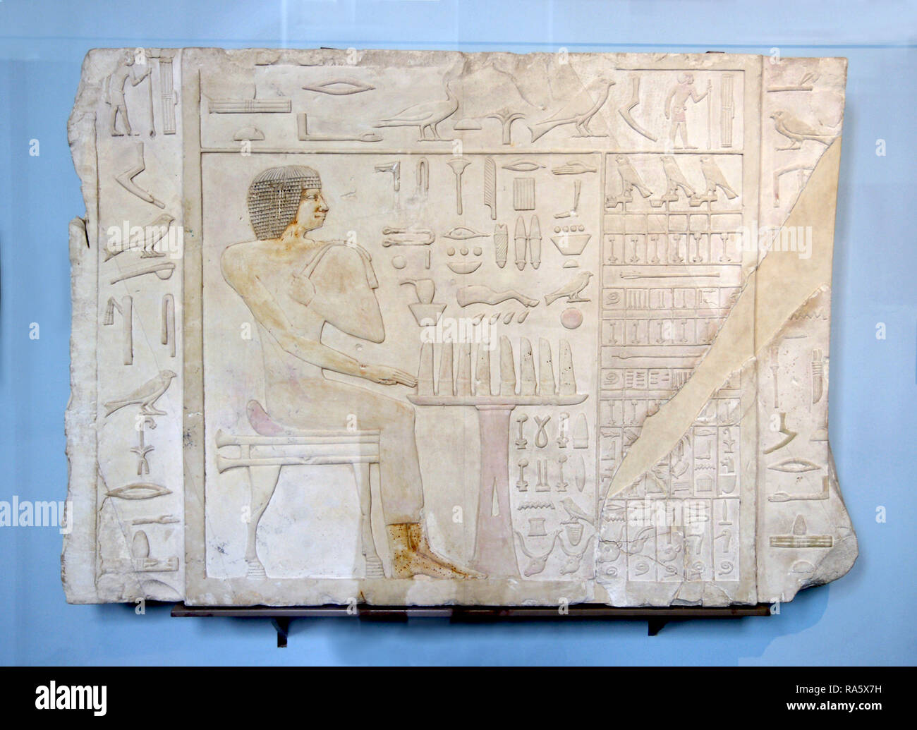 Panneau avec reliefs hiéroglyphiques de la tombe du Prince Rahotep à Meidoum. (C. 2600 avant J.-C.) Ancien Empire. Banque D'Images