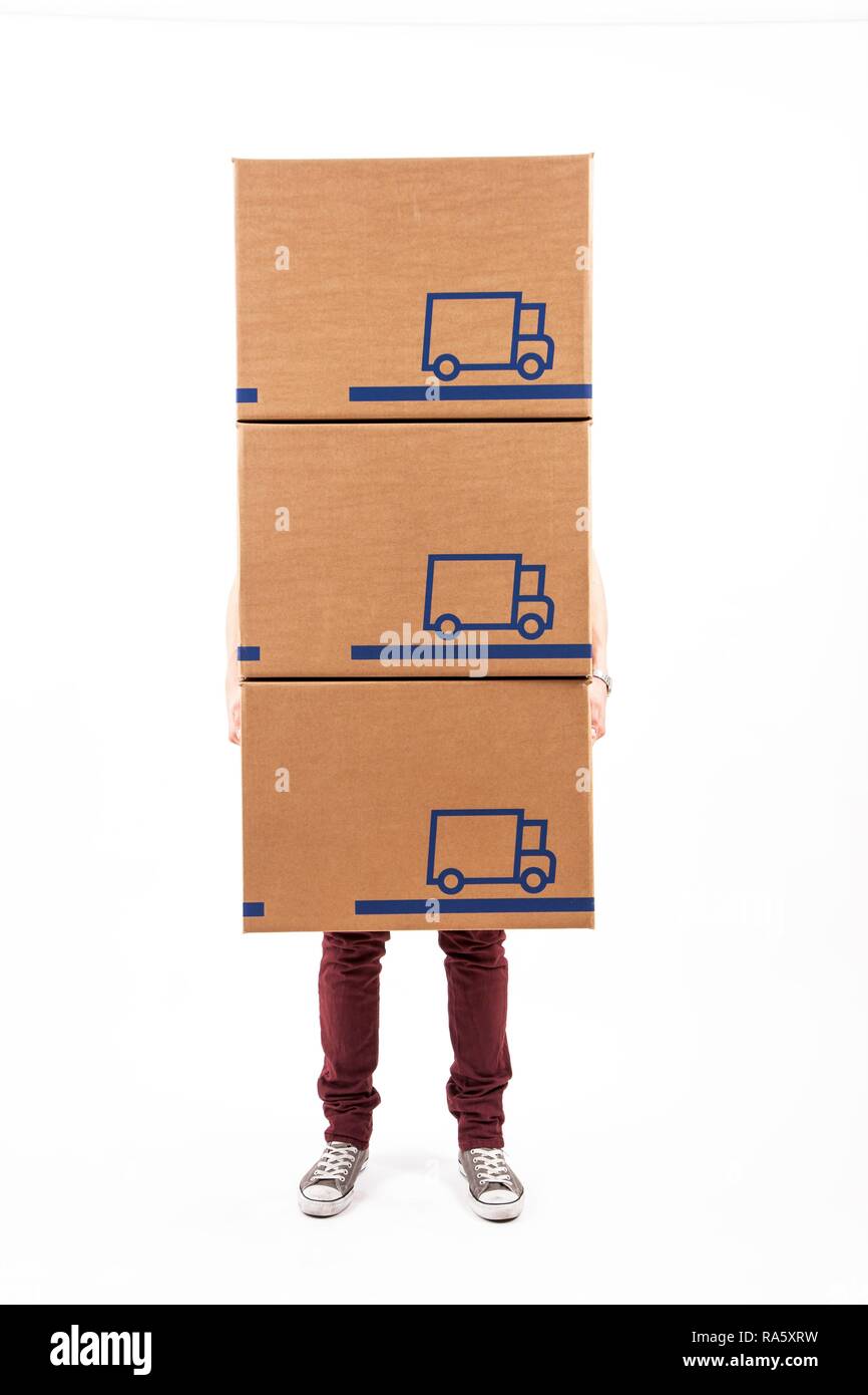 Young man carrying boxes Banque D'Images