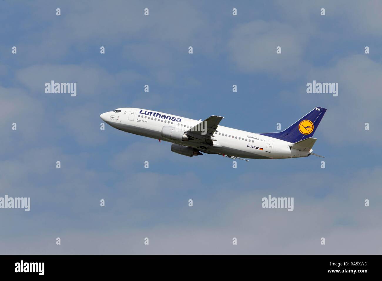 Lufthansa, Boeing 737-300, après avoir décollé de l'aéroport de Düsseldorf, Rhénanie du Nord-Westphalie Banque D'Images