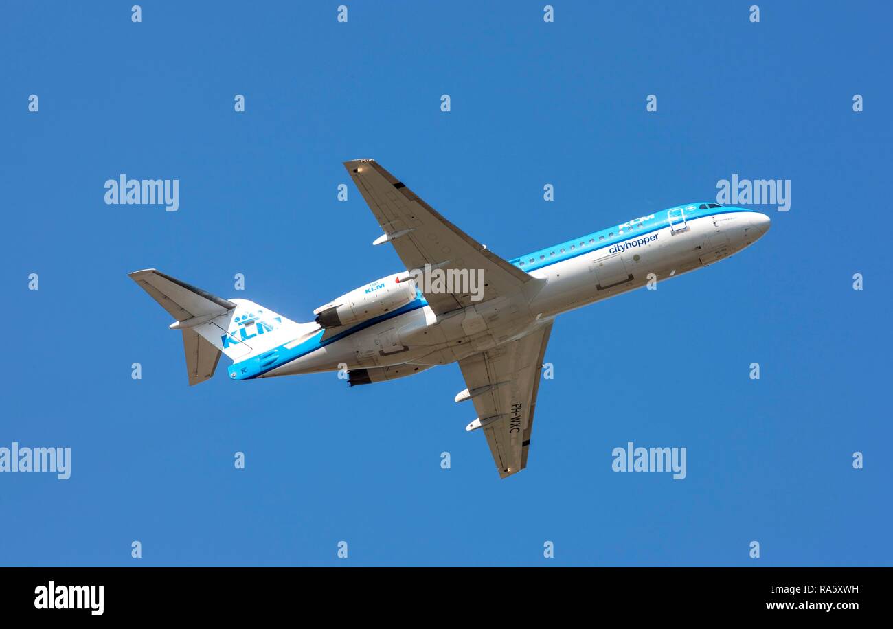 , KLM Cityhopper, Fokker 70, après avoir décollé de l'aéroport de Düsseldorf, Rhénanie du Nord-Westphalie Banque D'Images