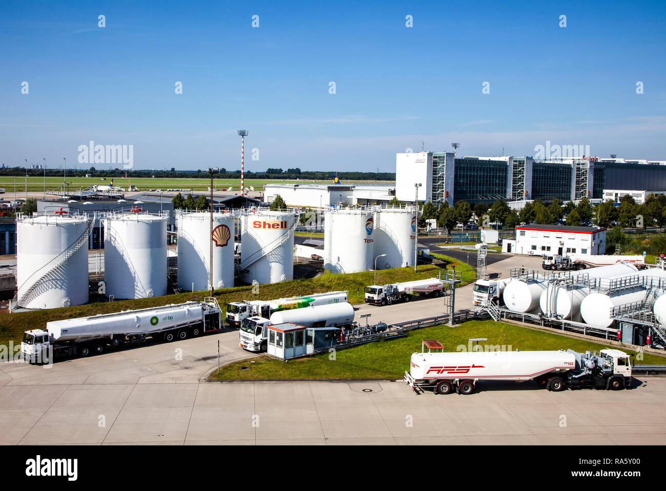 Réservoir de carburant aviation ferme, station de charge pour les camions-citernes, l'Aéroport International de Düsseldorf, Düsseldorf, Rhénanie du Nord-Westphalie Banque D'Images