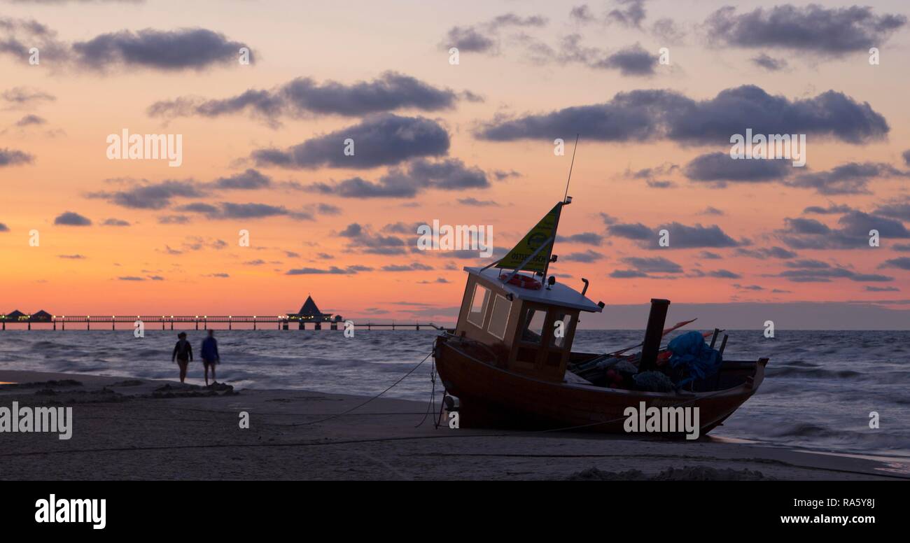 Bateau de pêche sur la plage le soir, Nice, l'île d'Usedom, Mecklembourg-Poméranie-Occidentale Banque D'Images