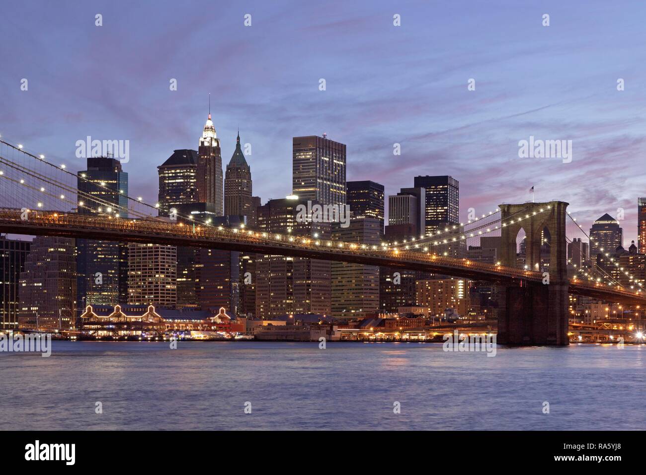 Pont de Brooklyn en face de Manhattan dans la soirée, Manhattan, New York City, New York, United States Banque D'Images