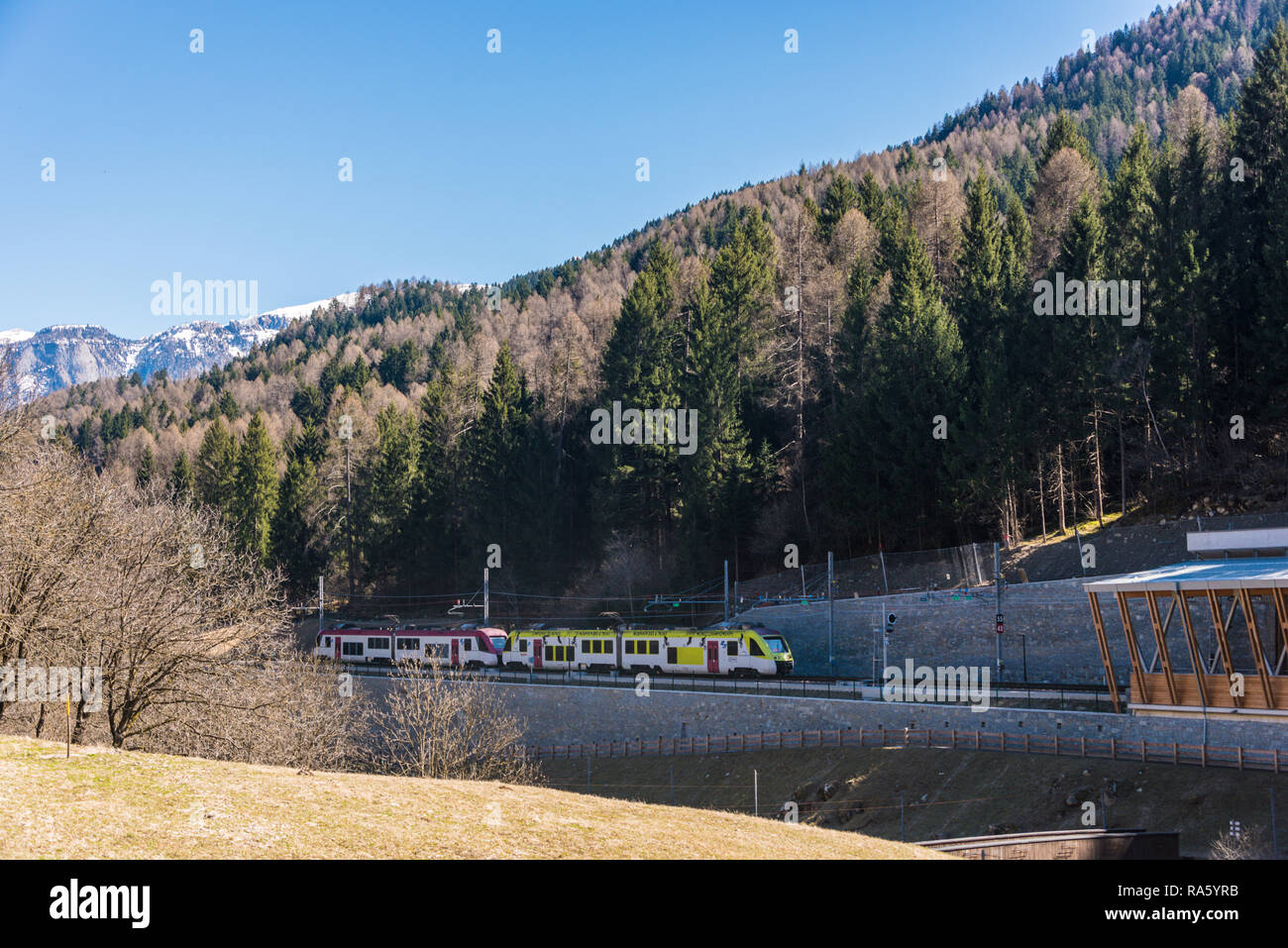 Mountain train arrivant à la gare de Mezzana. La dernière gare sur Trento Malè Mezzana railway road. Région de Ski Val di Sole, Folgarida Marilleva Banque D'Images