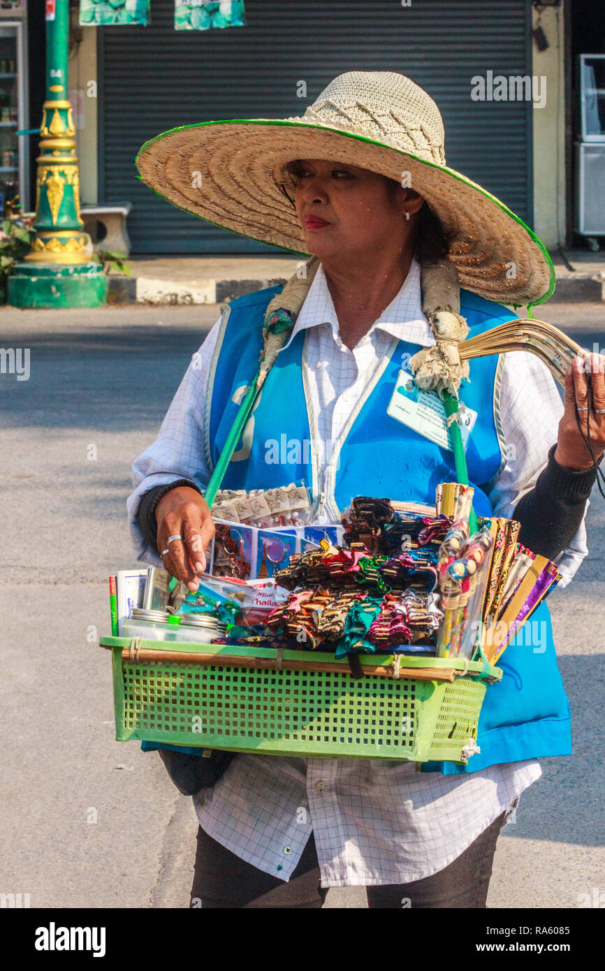 Damnoen Saduak - 4 mars 2014 : une femme qui vend des souvenirs du vendeur. La ville est célèbre pour son marché flottant. Banque D'Images