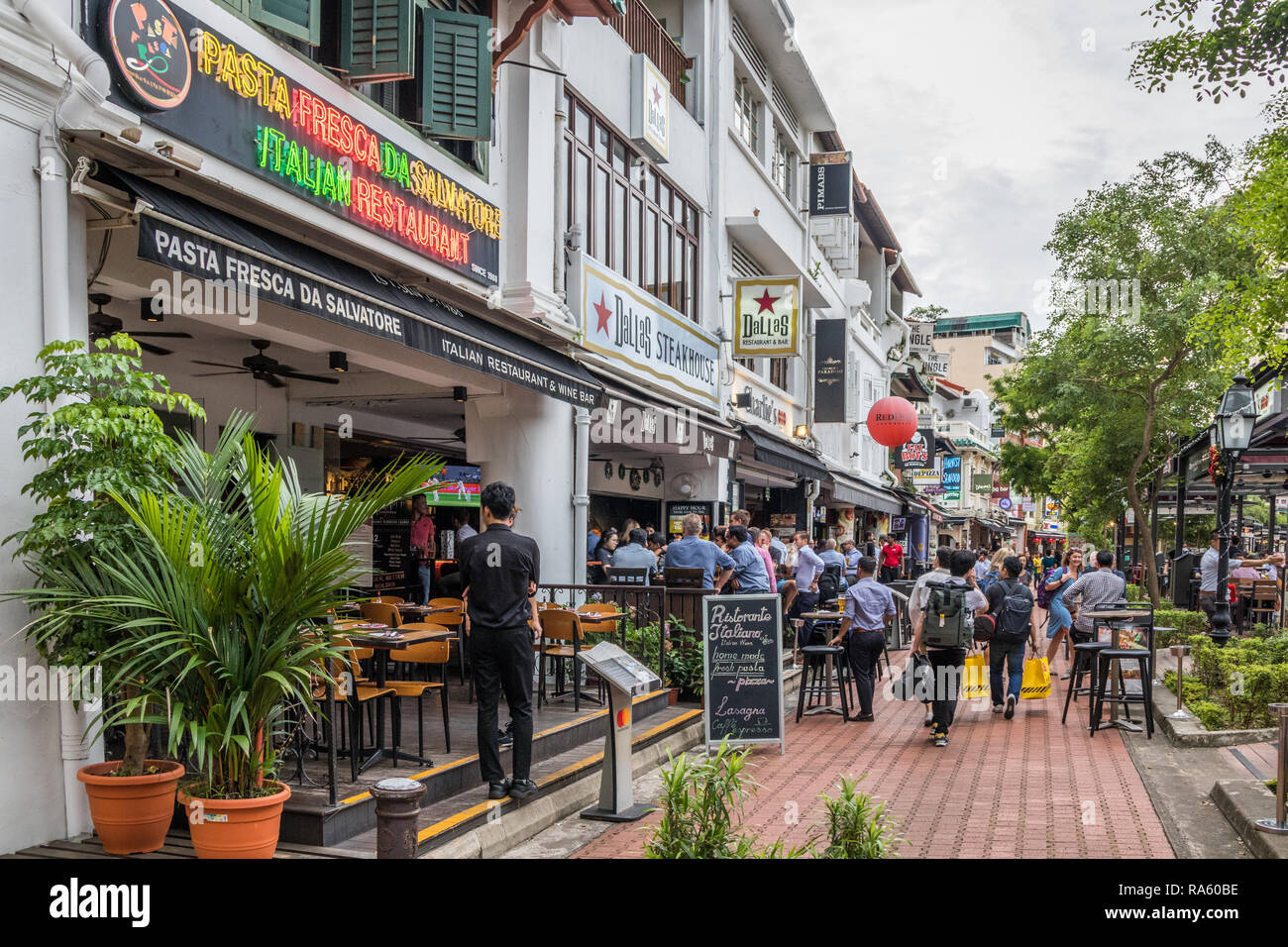 Singapour - 14 décembre 2018 : Les gens de boire dans les pubs sur Boat Quay. La rue est très prisé par les touristes et expatriés. Banque D'Images