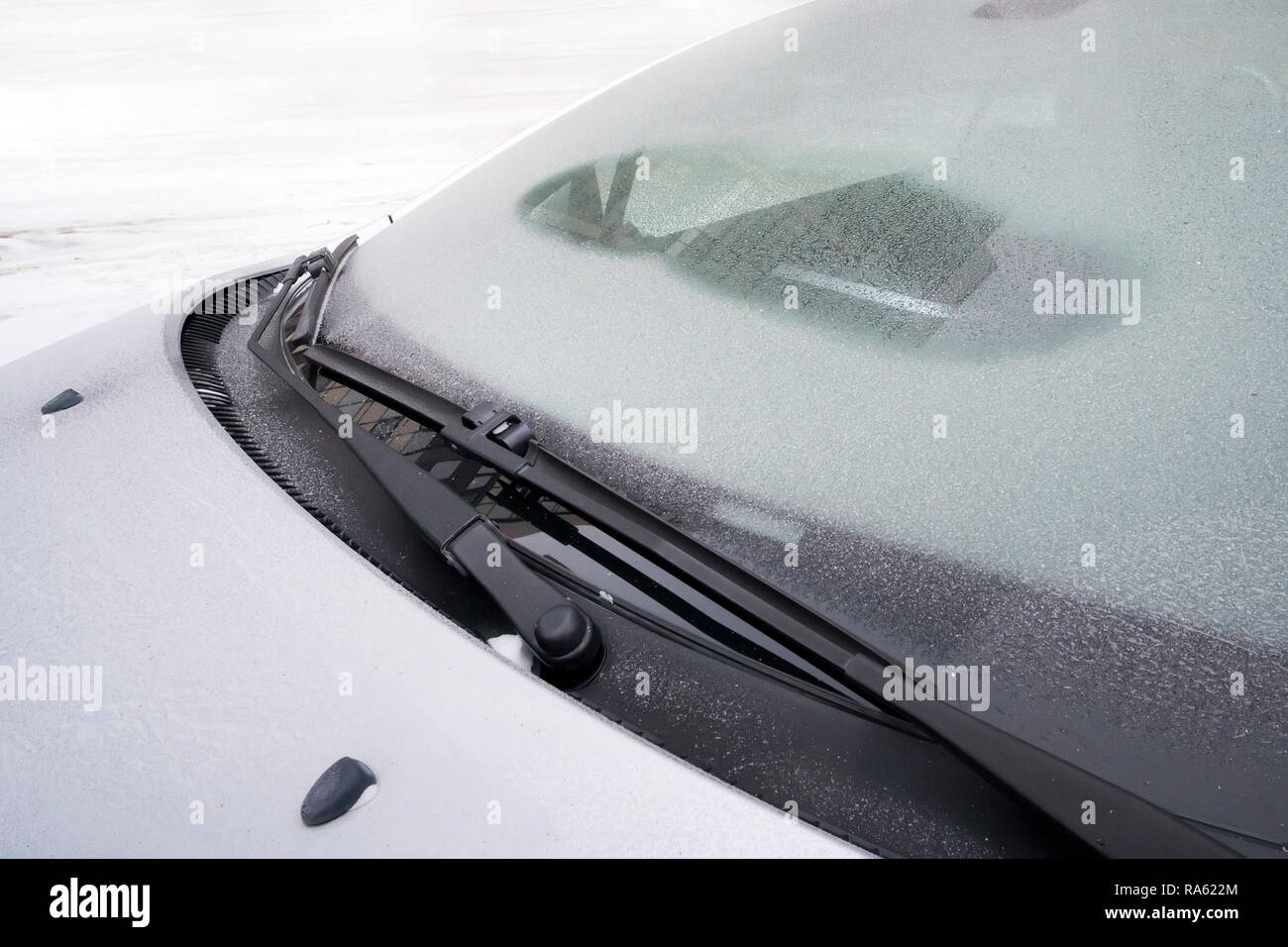 Nettoyage de l'essuie-vitre un pare-brise d'une voiture de la neige.  décongeler, dans le froid de dégivrage Photo Stock - Alamy