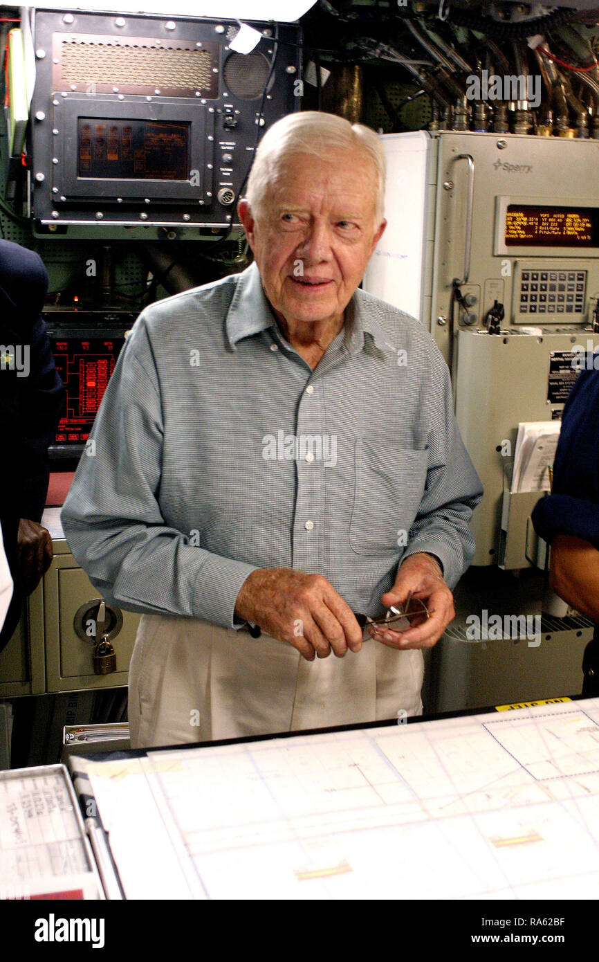 2005 - L'ex-Président américain Jimmy Carter (D) donne sur la navigation le tableau dans la salle de contrôle de son homonyme de bateau, le loup de mer sous-marin d'attaque de classe USS JIMMY CARTER (SSN) 23. Le président Carter et son épouse, Rosalynn, a passé la nuit à bord du sous-marin, visiter le navire et rencontre avec les membres de l'équipage. L'USS Jimmy Carter est le troisième loup de mer sous-marin d'attaque de classe. Banque D'Images