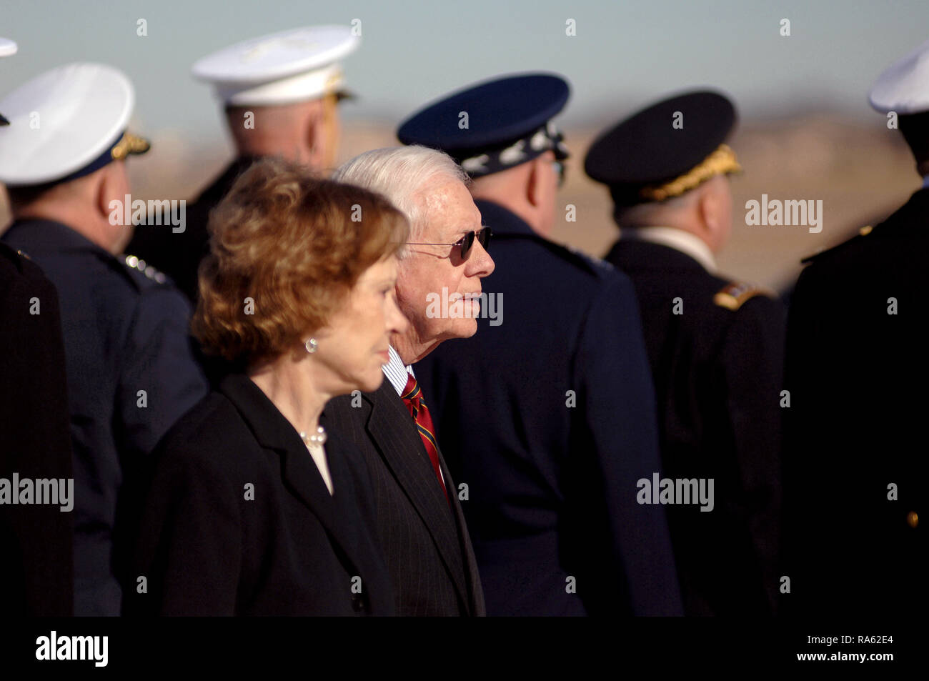 2007 - L'ancien président Jimmy Carter et l'ancienne Première Dame Rosalynn Carter a proposé un dernier adieu à l'ancien président Gerald R. Ford, le 38e président des États-Unis, au cours d'une cérémonie de départ militaire organisée en son honneur à Andrews Air Force Base, Md., J un. 2, 2007. Banque D'Images