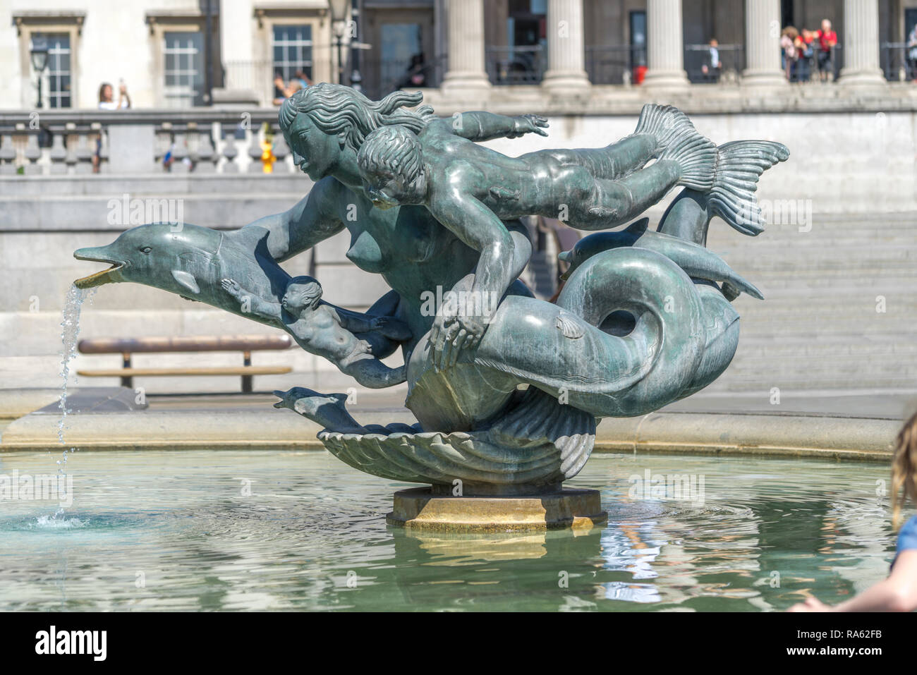 Sirène sculpture-fontaine à Trafalgar Square, Londres, conçu par Edwin Lutyens, créé par le sculpteur Charles Wheeler, représentant une sirène avec dauphin Banque D'Images