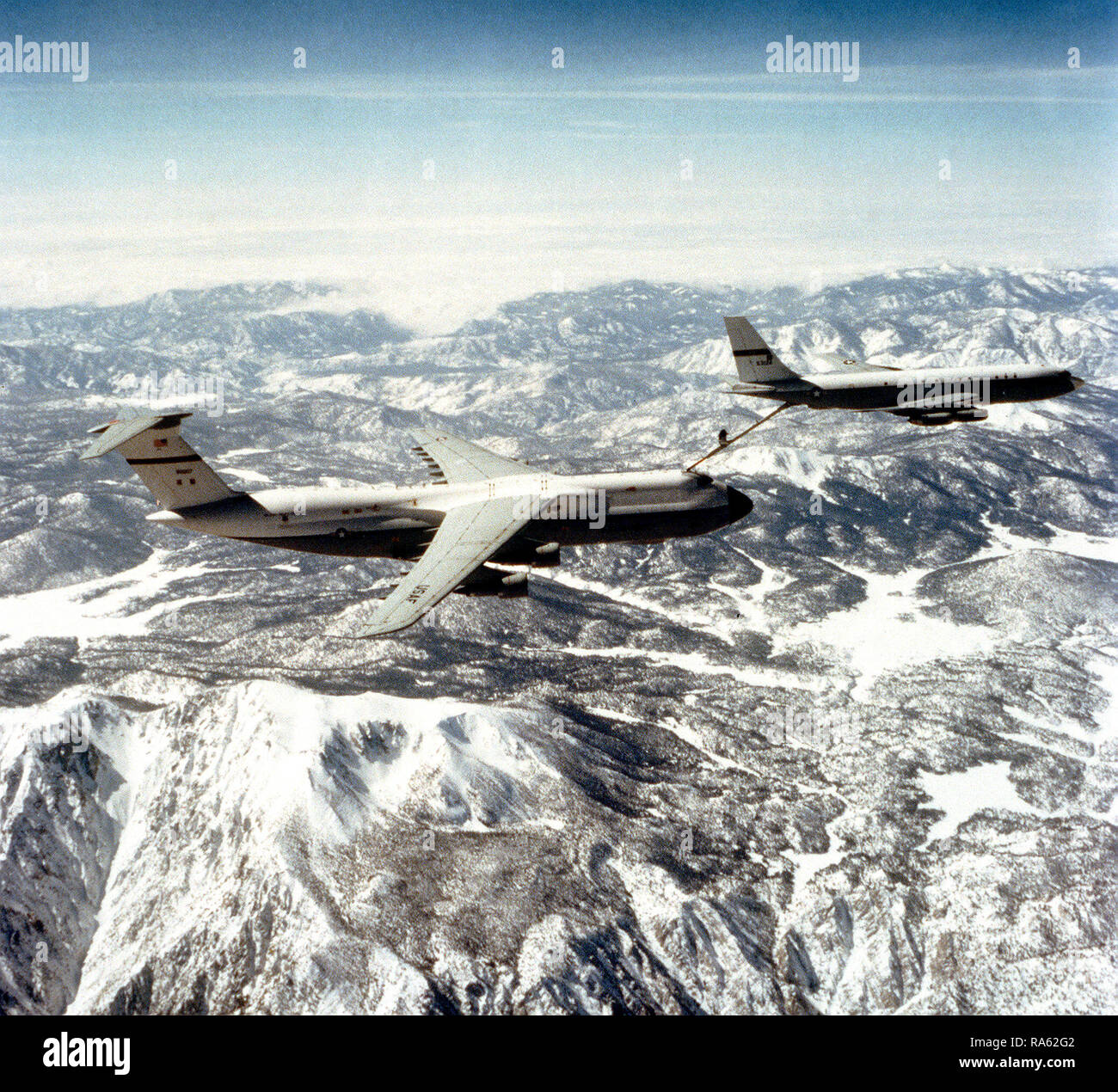 Un avion vue côté droit d'un C-5A Galaxy Avion étant ravitaillé par un KC-135 Stratotanker un avion. L'Advanced Aerial Refueling Boom est fixé entre les deux avions. Banque D'Images