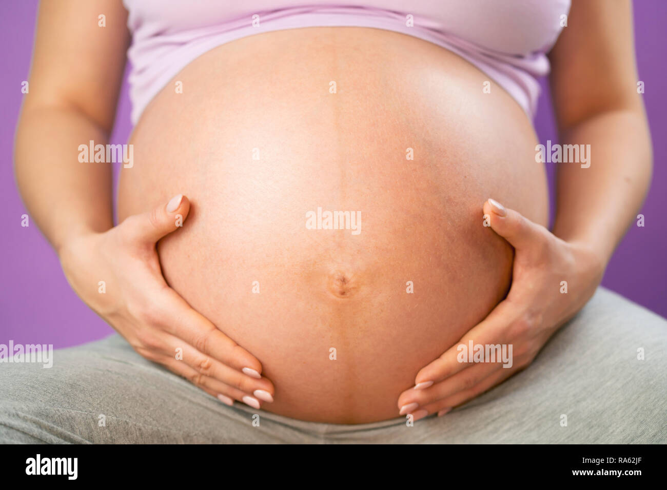 Pregnant Woman Holding Ses Mains Sur Le Ventre Du Ventre Jeune Fille Attend Bebe Sur Rose Bakcground La Maternite Grossesse Concept Photo Stock Alamy
