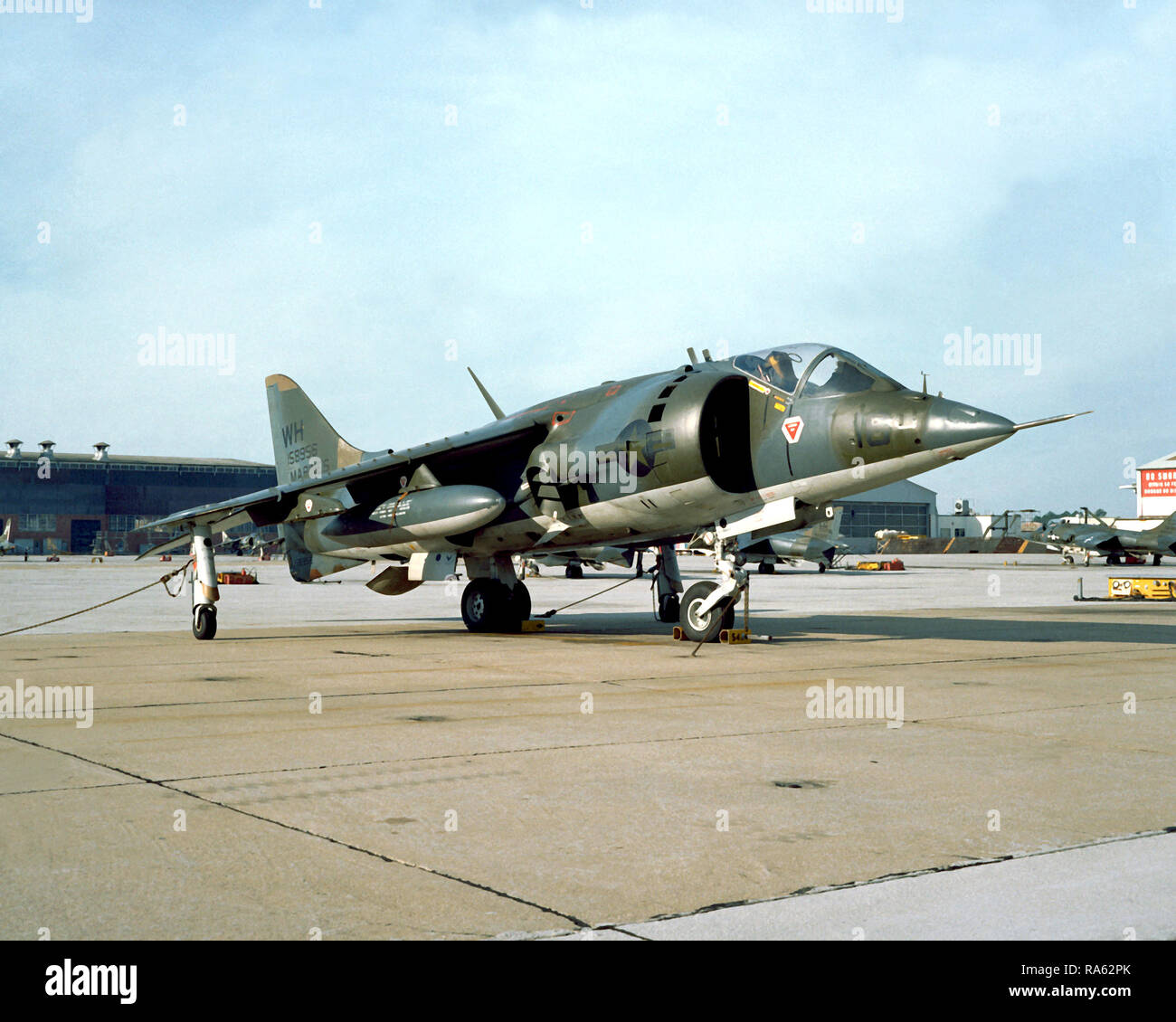 1978 - Une vue avant droite d'un escadron d'attaque maritime (Formation) 542 (TMAV-542) TAV-8A Harrier avions stationnés sur l'aire de trafic. Banque D'Images