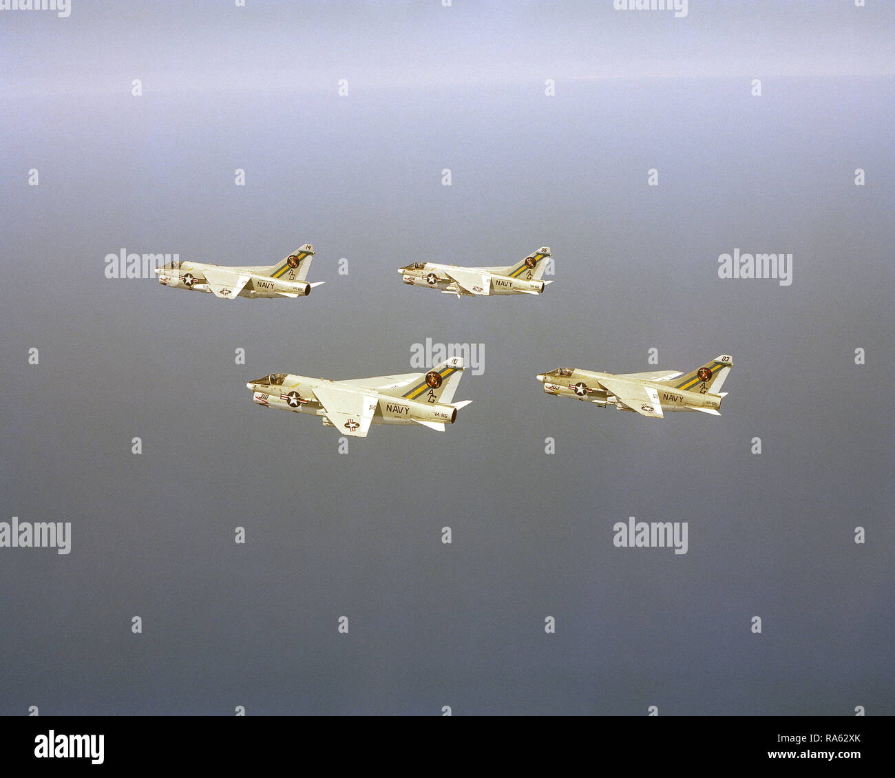 1978 - Un air à la vue du côté gauche de quatre Attack Squadron 66 (VF-66) A-7E Corsair II Aéronefs dans la formation. Banque D'Images