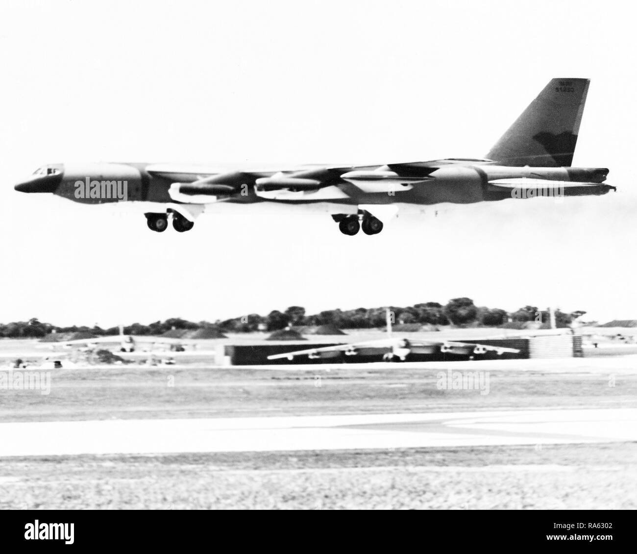 1972 - UN US Air Force (USAF) B-52H Stratofortress approche à l'atterrissage des avions lors de l'opération LINEBACKER. Banque D'Images