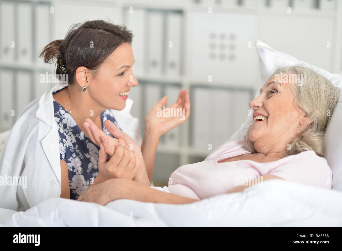 Close up portrait of young woman visiter mère malade Banque D'Images