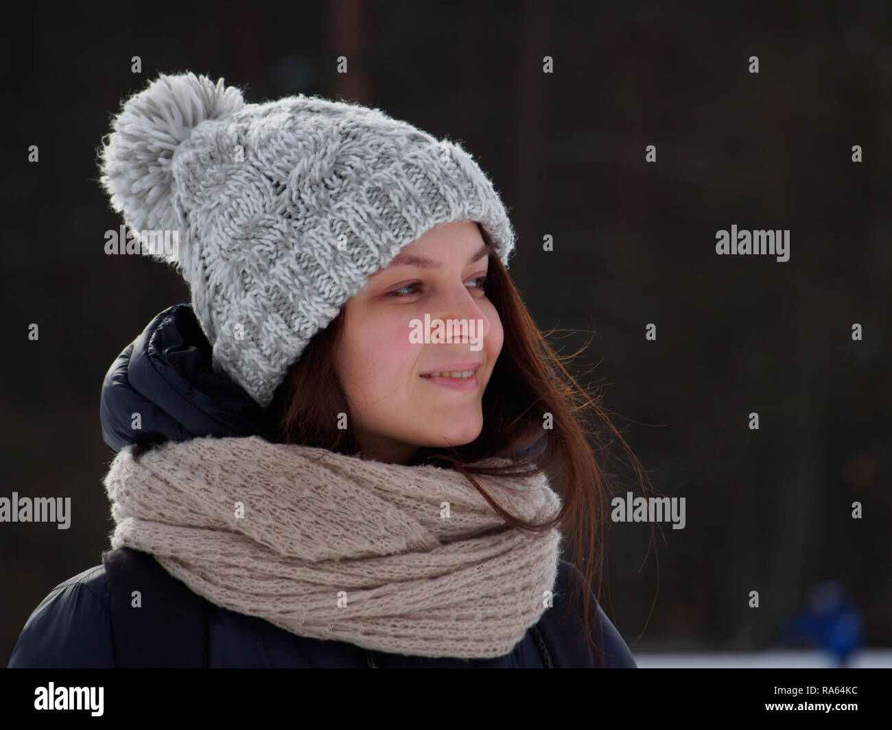 Happy young woman in winter hat and Scarf dans le parc d'hiver à sunny day Banque D'Images