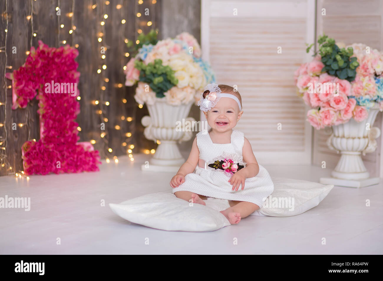 Mignon Bebe Fille 1 2 Ans Assis Au Sol Avec Ballons Roses En Prix Plus De Blanc Isolees Fete D Anniversaire La Celebration Joyeux Anniversaire Bebe Peu Photo Stock Alamy