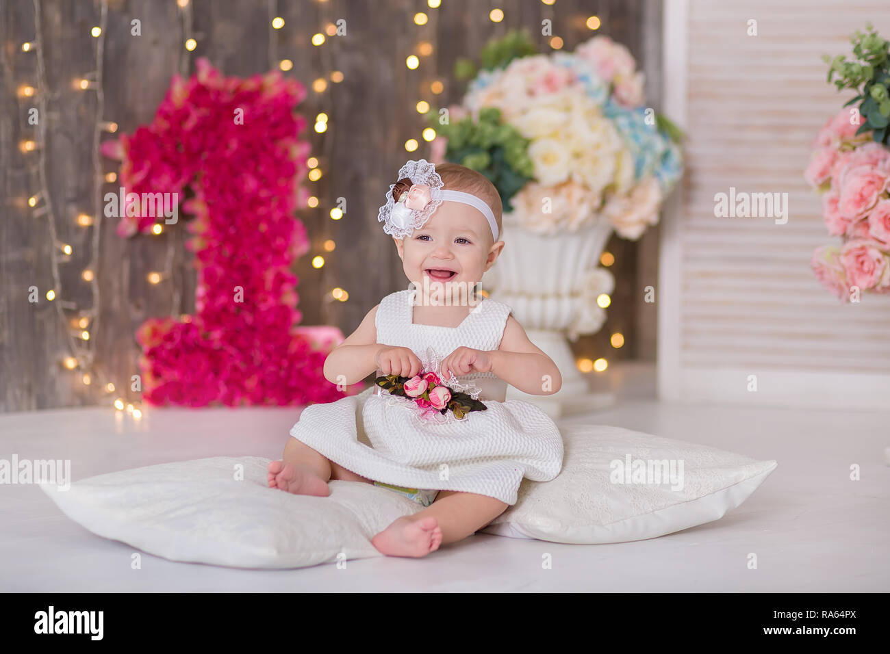 Mignon Bebe Fille 1 2 Ans Assis Au Sol Avec Ballons Roses En Prix Plus De Blanc Isolees Fete D Anniversaire La Celebration Joyeux Anniversaire Bebe Peu Photo Stock Alamy