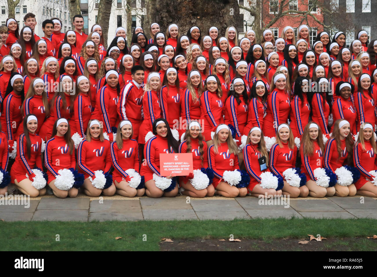 Londres, Royaume-Uni. 1er janvier 2019. L'équipe Esprit All-Americans-Group # 2, la danse des cheerleaders dans la rue assembler avant le début de l'assemblée annuelle le défilé du Nouvel An.le thème de cette année est Londres accueille le monde Crédit : amer ghazzal/Alamy Live News Banque D'Images