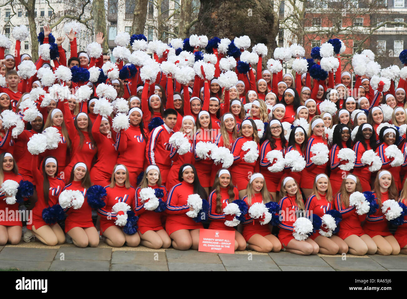 Londres, Royaume-Uni. 1er janvier 2019. L'équipe Esprit All-Americans-Group # 2, la danse des cheerleaders dans la rue assembler avant le début de l'assemblée annuelle le défilé du Nouvel An.le thème de cette année est Londres accueille le monde Crédit : amer ghazzal/Alamy Live News Banque D'Images