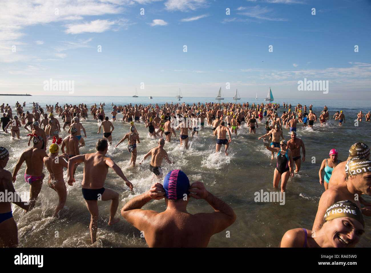 Foto Iacopo Giannini/LaPresse 01-01-2019 Viareggio (LU)tr &# xe8 ; svolto questa mattina a Viareggio en provincia di Lucca il consueto tuffo di Foto : CapodannoNella manifestazionePhoto le immagini della Iacopo Giannini/LaPresse janvier 01st, 2019 Viareggio (LU)NewsNew an sur la mer - Viareggio 2019 Banque D'Images