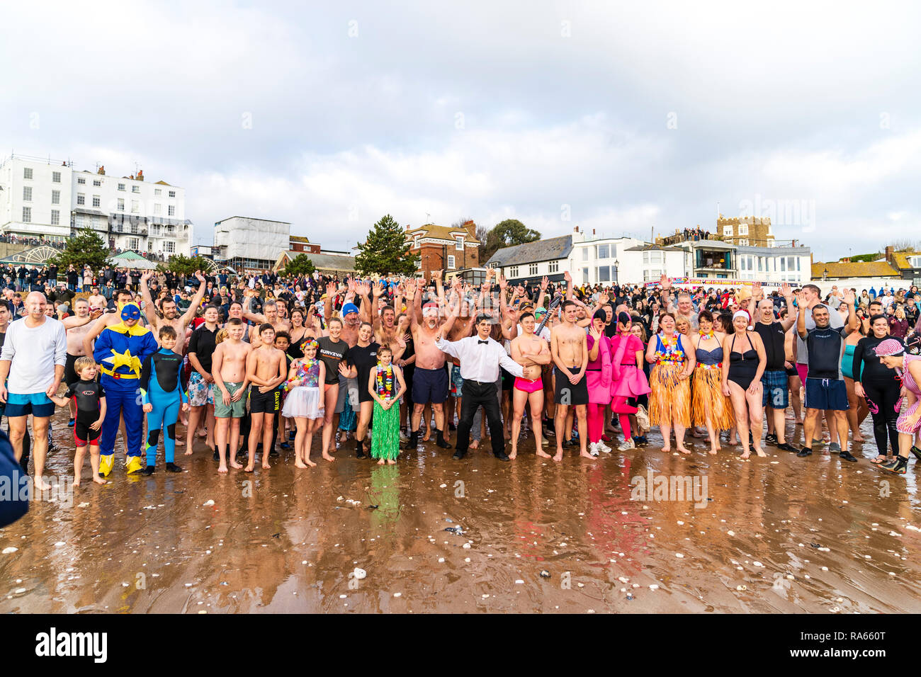 Grande foule de baigneurs sur la plage qui pose pour photo de groupe prise avec beaucoup de fantaisie, des costumes. Broadstairs plage pour le nouvel an chaque année traditionnelle journée de baignade. Banque D'Images Grande foule de baigneurs sur la plage qui pose pour photo de groupe prise avec beaucoup de fantaisie, des costumes. Broadstairs plage pour le nouvel an chaque année traditionnelle journée de baignade. Banque D'Images