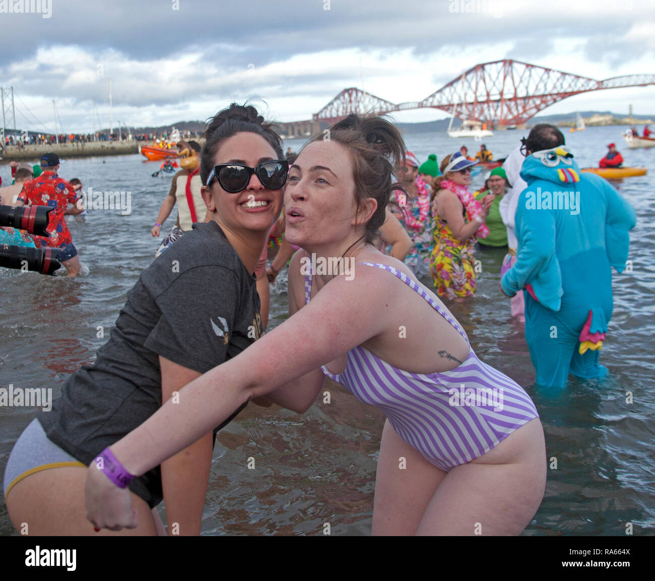 South Queensferry, Edinburgh, Scotland UK. 01 janvier 2019. Queensferry Nouvelle Année Loony Dook, l'assemblée annuelle de la Firth of Forth à l'ombre de la célèbre Forth Rail Bridge. A lieu le troisième jour de l'Edinburgh Hogmany célébrations du Nouvel An. Capacité maximale de foule Banque D'Images