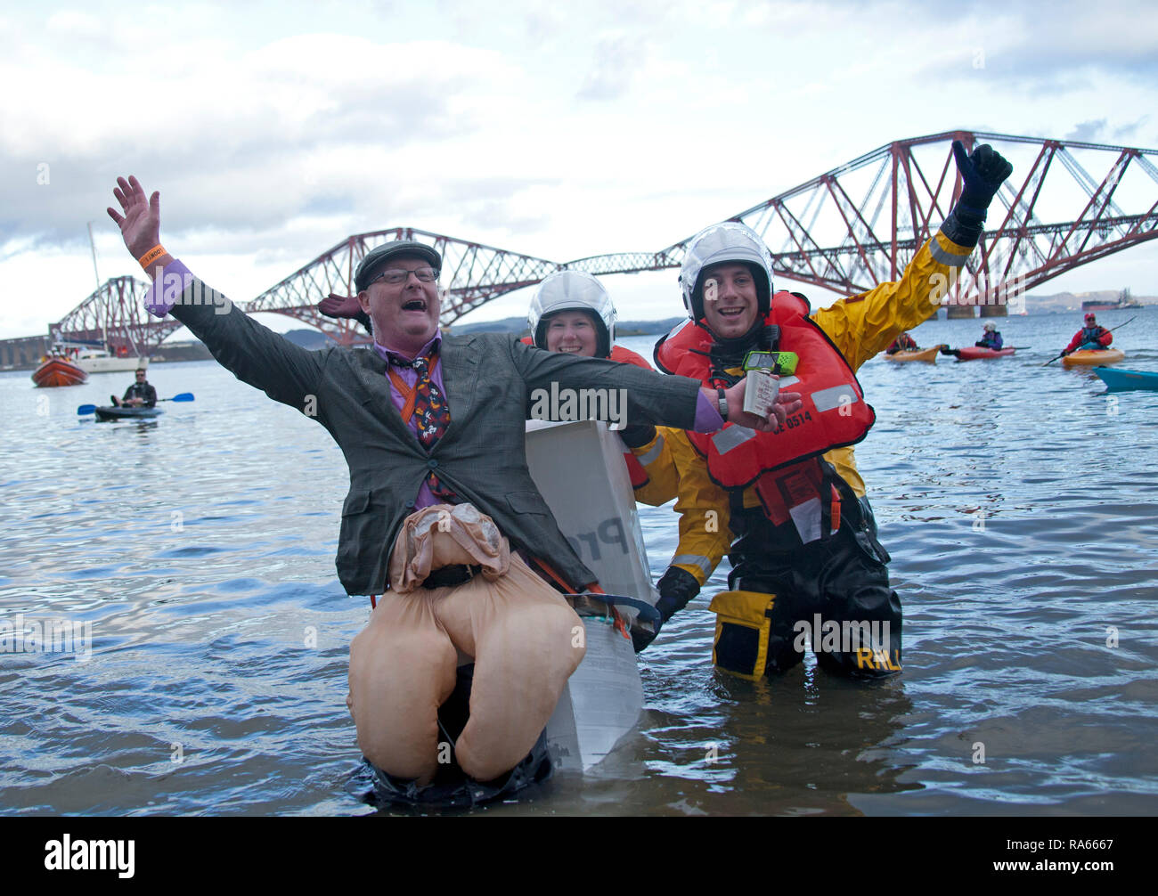 South Queensferry, Edinburgh, Scotland UK. 01 janvier 2019. Queensferry Nouvelle Année Loony Dook, l'assemblée annuelle de la Firth of Forth à l'ombre de la célèbre Forth Rail Bridge. A lieu le troisième jour de l'Edinburgh Hogmany célébrations du Nouvel An. Capacité maximale de foule Banque D'Images