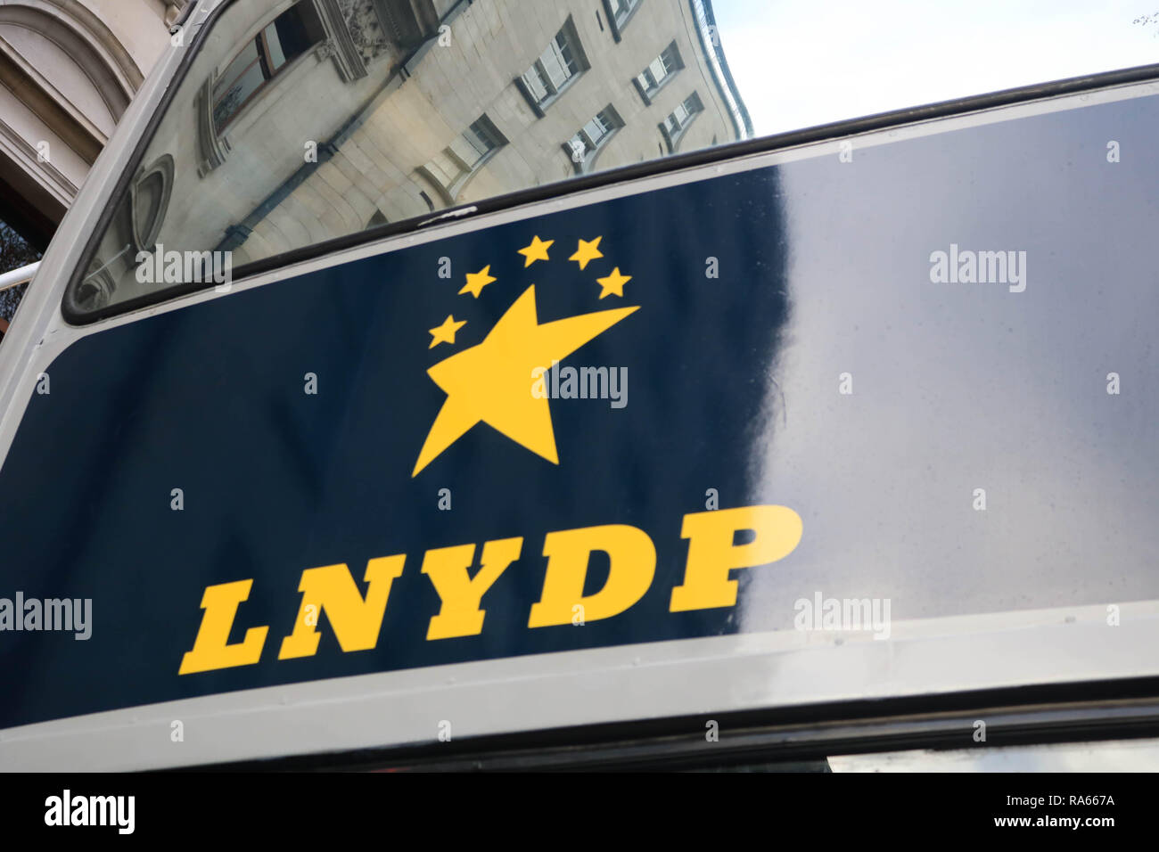 Londres, Royaume-Uni. 1er janvier 2019. Un bus à impériale avec la livrée pour l'assemblée annuelle le défilé du Nouvel An.le thème de cette année est Londres accueille le monde Crédit : amer ghazzal/Alamy Live News Banque D'Images