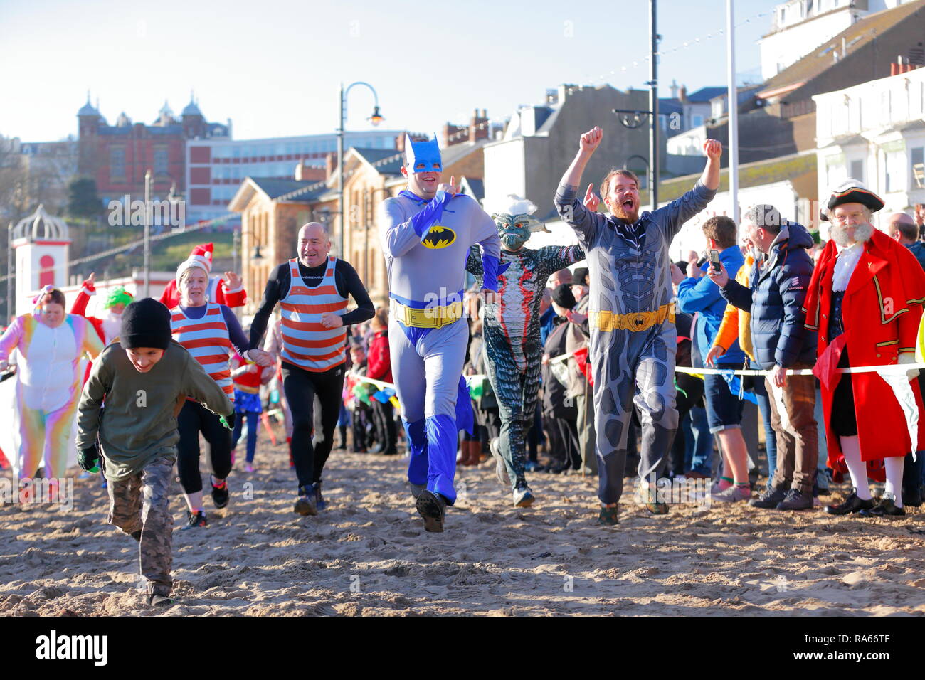 1er janvier 2019, Scarborough, North Yorkshire, UK. Le jour de l'immersion dans la mer du Nord, qui est géré par les Lions de Scarborough et lève des fonds pour de bonnes causes.La douceur des températures a vu des milliers de spectateurs s'watch 100's des cincles braver le froid de l'eau. Credit : Yorkshire Pics/Alamy Live News Banque D'Images