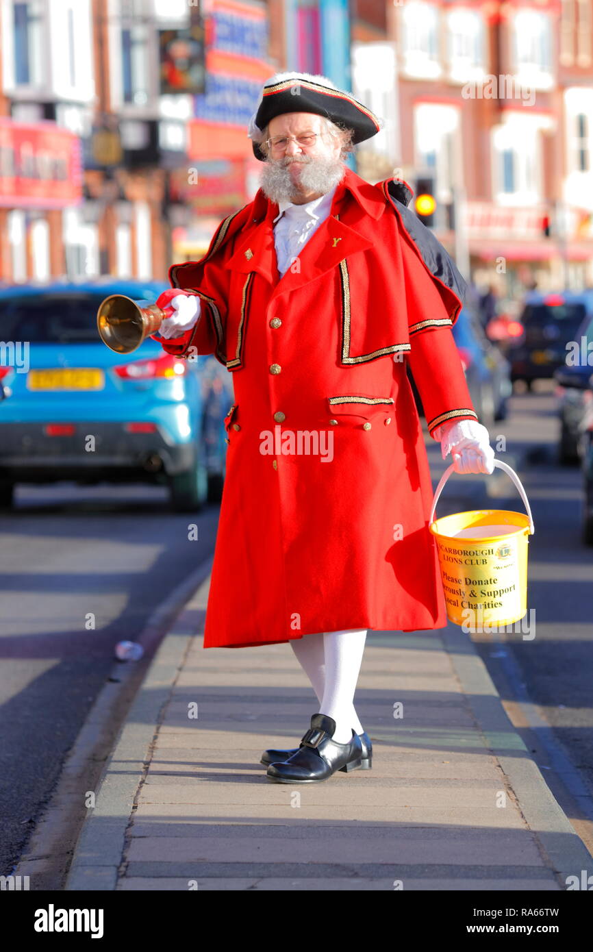 1er janvier 2019, Scarborough, North Yorkshire, UK. Le jour de l'immersion dans la mer du Nord, qui est géré par les Lions de Scarborough et lève des fonds pour de bonnes causes.La douceur des températures a vu des milliers de spectateurs s'watch 100's des cincles braver le froid de l'eau. Credit : Yorkshire Pics/Alamy Live News Banque D'Images