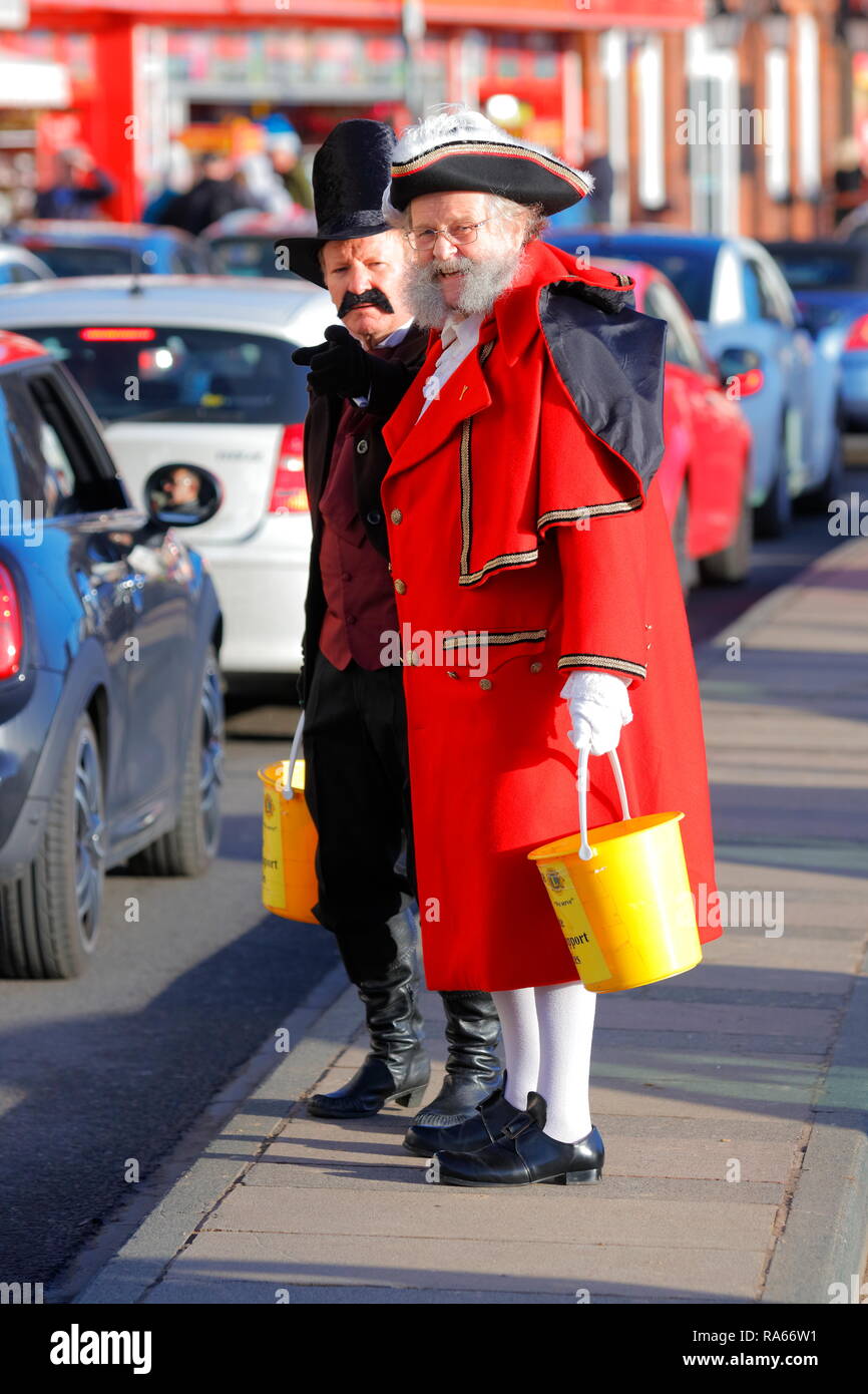 1er janvier 2019, Scarborough, North Yorkshire, UK. Le jour de l'immersion dans la mer du Nord, qui est géré par les Lions de Scarborough et lève des fonds pour de bonnes causes.La douceur des températures a vu des milliers de spectateurs s'watch 100's des cincles braver le froid de l'eau. Credit : Yorkshire Pics/Alamy Live News Banque D'Images