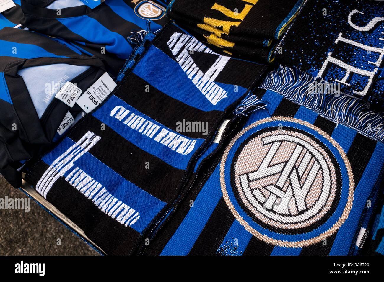 Milan, Italie. 1er janvier 2019. Milan, Inter et Juventus t-shirts et des gadgets pour la vente à un vendeur de rue en face du San Siro, le 01 janvier 2019 Credit : Mairo Cinquetti/Alamy Live News Banque D'Images