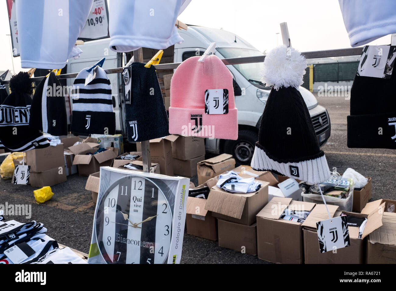 Milan, Italie. 1er janvier 2019. Milan, Inter et Juventus t-shirts et des gadgets pour la vente à un vendeur de rue en face du San Siro, le 01 janvier 2019 Credit : Mairo Cinquetti/Alamy Live News Banque D'Images