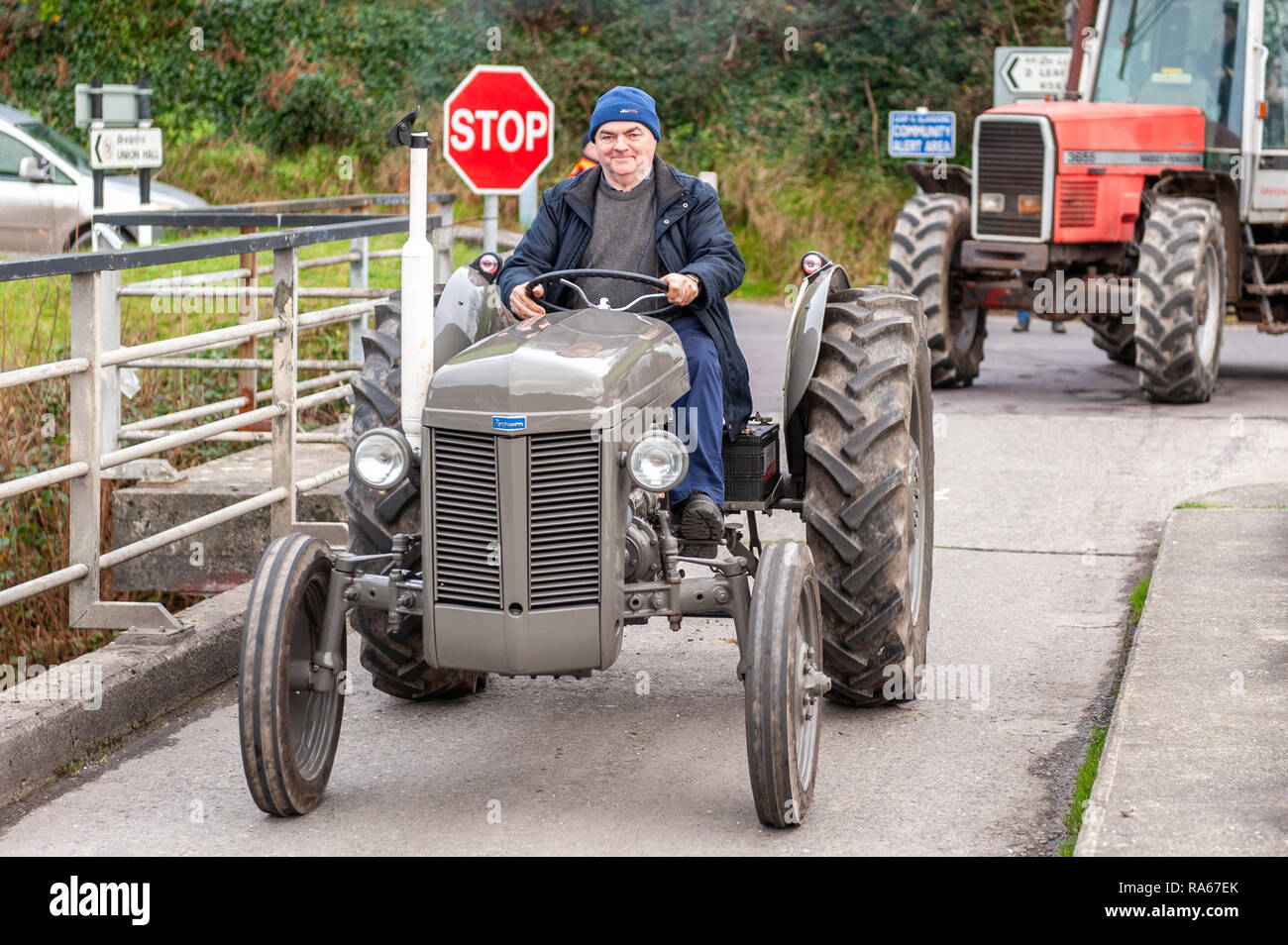 Glandore, West Cork, Irlande. 1er janvier 2019. Leap District et Club Vintage a tenu un jour de l'an le tracteur et location de fonctionner au profit de l'École nationale de Glandore Building Fund plus tôt aujourd'hui. Plus de 60 tracteurs et de voitures signé le pour l'exécuter. Les tracteurs ont traversé la célèbre Union Hall pont pendant la course. Credit : Andy Gibson/Alamy Live News. Banque D'Images