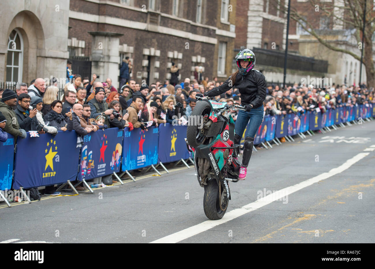 Westminster, London, UK. 1er janvier 2019. L'Assemblée Londres New Years Day Parade a lieu sur une route de Piccadilly à Parliament Square, suivis par des milliers. Le thème de cette année est Londres accueille le monde. Image : Moto Stunts International, Royaume-Uni effectuant dans Whitehall. Credit : Malcolm Park/Alamy Live News. Banque D'Images