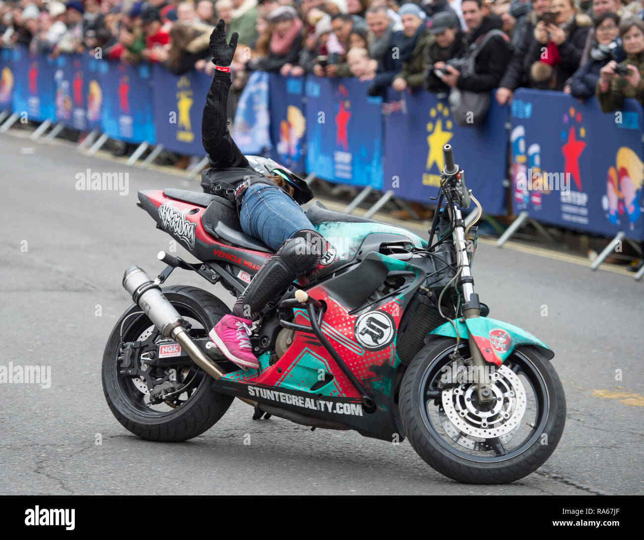 Westminster, London, UK. 1er janvier 2019. L'Assemblée Londres New Years Day Parade a lieu sur une route de Piccadilly à Parliament Square, suivis par des milliers. Le thème de cette année est Londres accueille le monde. Image : Moto Stunts International, Royaume-Uni effectuant dans Whitehall. Credit : Malcolm Park/Alamy Live News. Banque D'Images