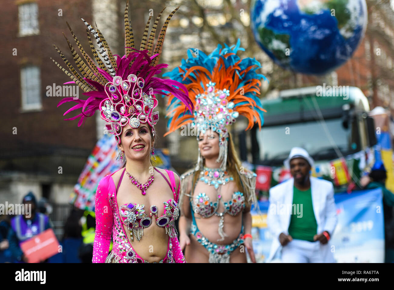 London School of Samba UK danseuse au London's New Year's Day Parade, au Royaume-Uni. Danse colorée du Brésil exotique Banque D'Images