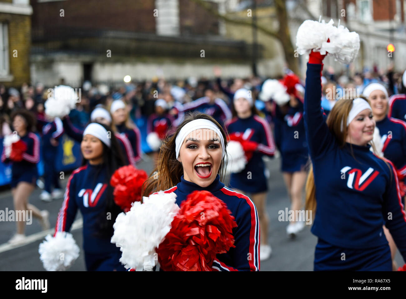 All American Spirit Varsity Cheerleaders at London's New Year's Day Parade, au Royaume-Uni. Fille, femme meneuse de l'exécution. Londres 2019 Banque D'Images