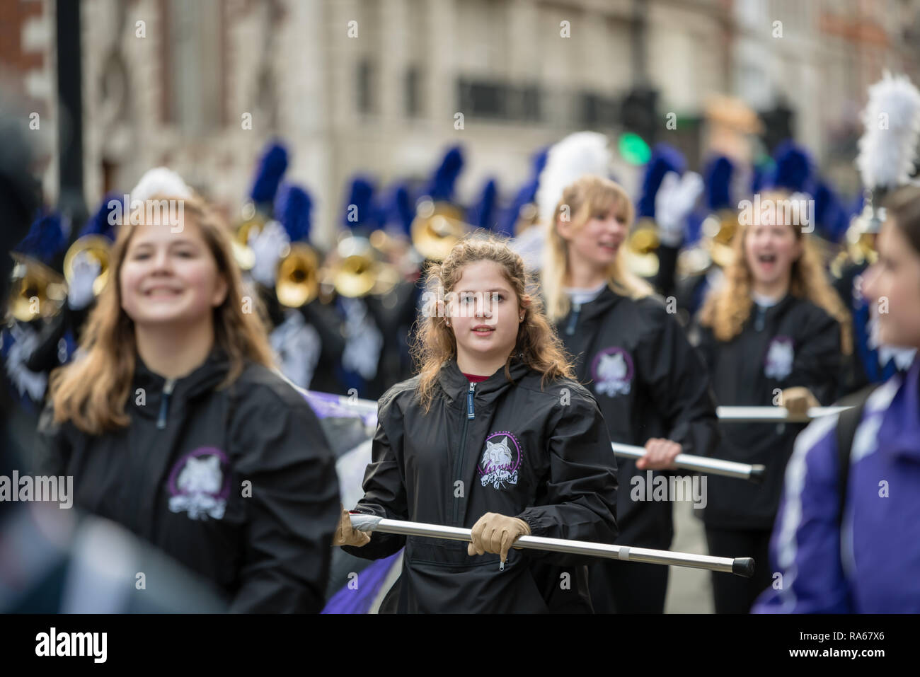 Londres, Royaume-Uni. 1er janvier 2019. Le thème du défilé de cette année était "Londres accueille le monde". Avec des milliers d'artistes d'une multitude de différents pays et cultures du monde entier défilent dans le centre de Londres. Lois comprennent la Howlin' Huskey High School Marching Band du Kansas, USA. Credit : Ilyas Ayub / Alamy Live News Banque D'Images