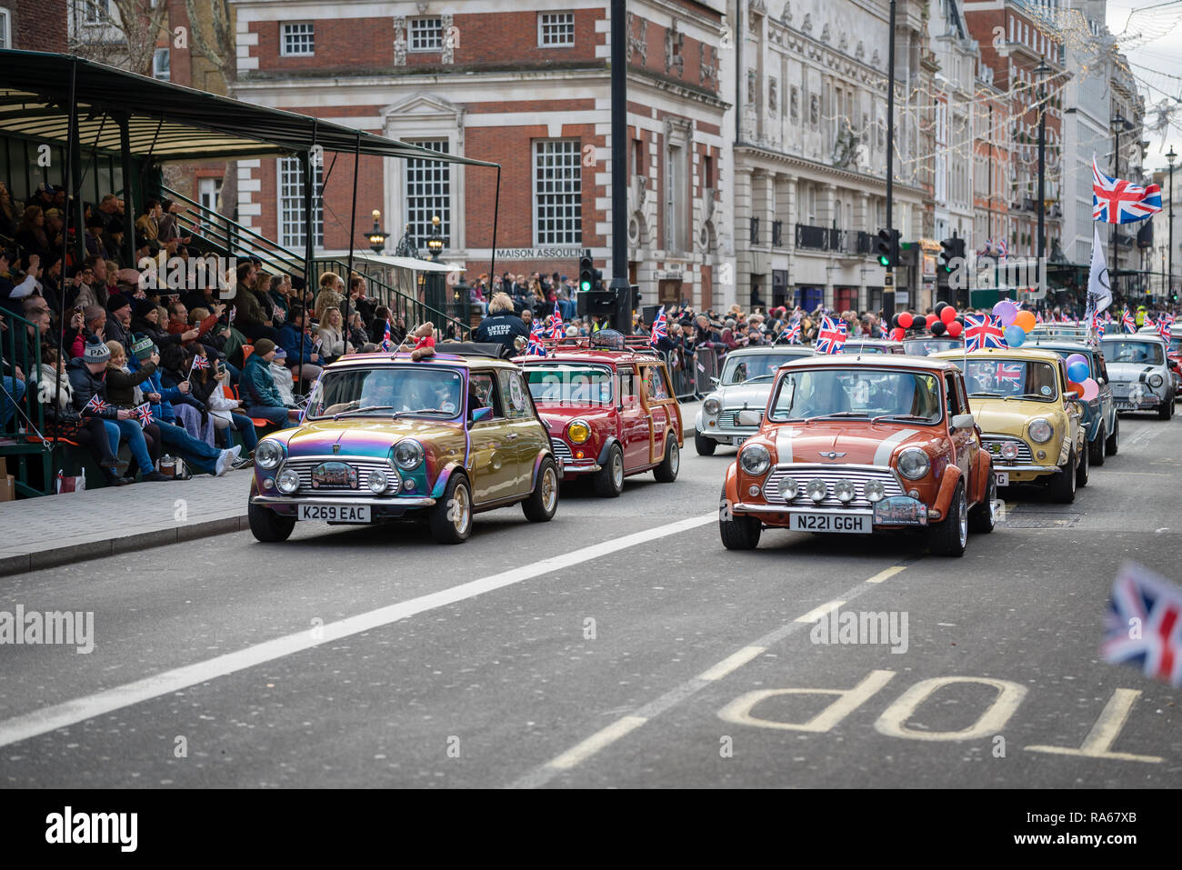 Londres, Royaume-Uni. 1er janvier 2019. Le thème du défilé de cette année était "Londres accueille le monde". Avec des milliers d'artistes d'une multitude de différents pays et cultures du monde entier défilent dans le centre de Londres. Lois comprennent la Londres et le Surrey Mini Owners Club. Credit : Ilyas Ayub / Alamy Live News Banque D'Images