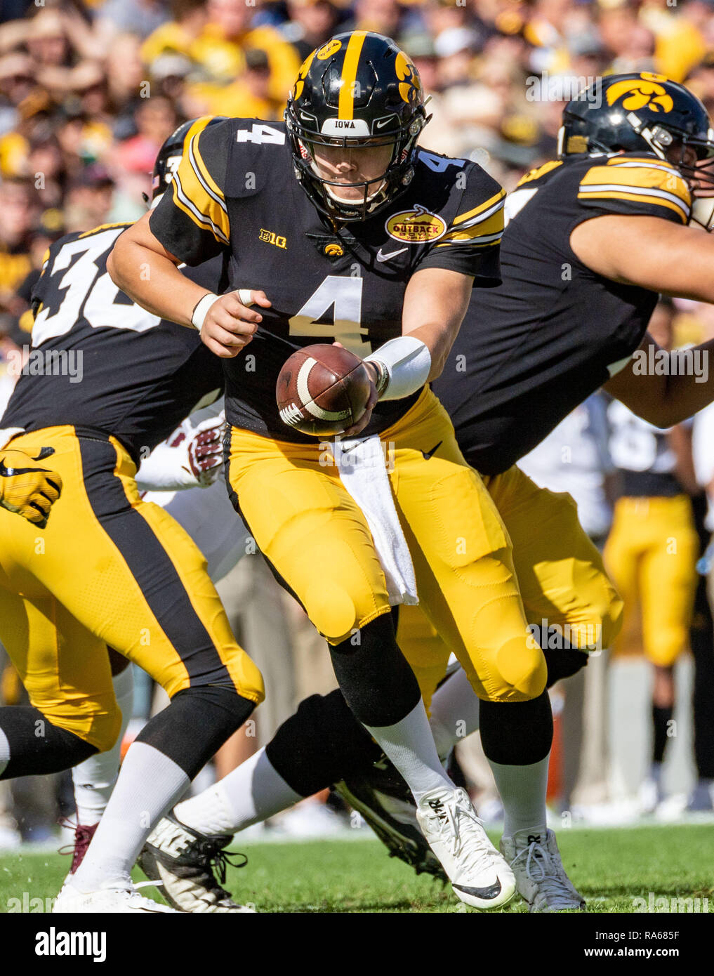 Tampa, Floride, USA. 06Th Jan, 2019. L'Iowa Hawkeyes quarterback Nate Stanley (4) mains le ballon au 1er trimestre au cours du match entre le Mississippi State Bulldogs et l'Iowa Hawkeyes dans l'Outback Bowl chez Raymond James Stadium de Tampa, Floride. Del Mecum/CSM/Alamy Live News Banque D'Images