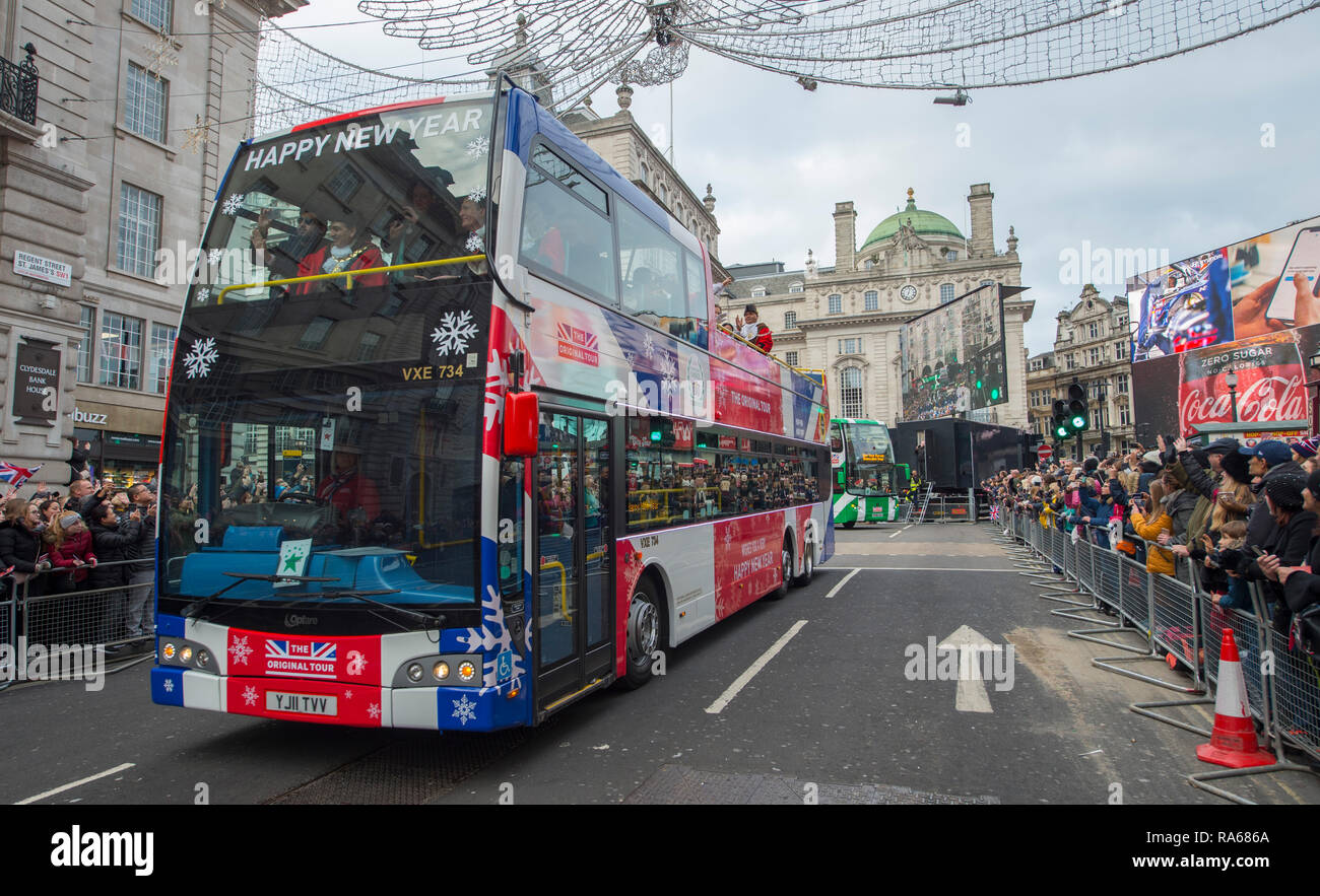 Westminster, London, UK. 1er janvier 2019. L'Assemblée Londres New Years Day Parade a lieu sur une route de Piccadilly à Parliament Square, suivis par des milliers. Le thème de cette année est Londres accueille le monde. De droit : Les maires de Londres billet la procession en tête. Les bus ouvert Credit : Malcolm Park/Alamy Live News. Banque D'Images