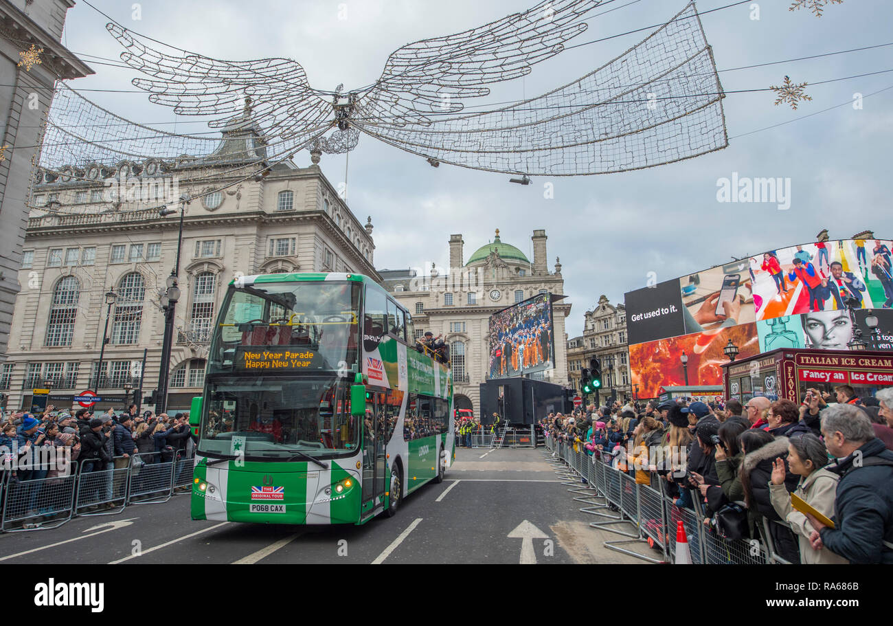 Westminster, London, UK. 1er janvier 2019. L'Assemblée Londres New Years Day Parade a lieu sur une route de Piccadilly à Parliament Square, suivis par des milliers. Le thème de cette année est Londres accueille le monde. De droit : Les maires de Londres billet la procession en tête. Les bus ouvert Credit : Malcolm Park/Alamy Live News. Banque D'Images