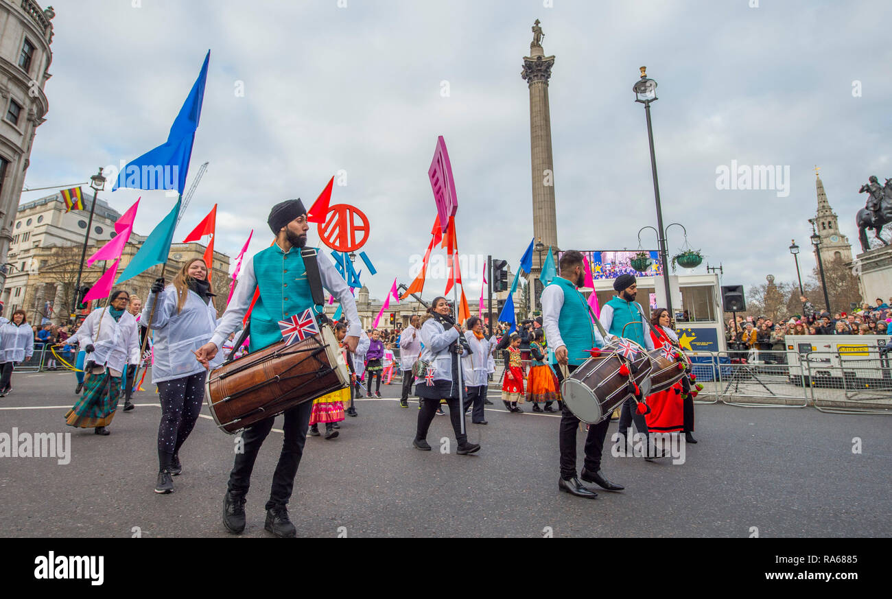 Westminster, London, UK. 1er janvier 2019. L'Assemblée Londres New Years Day Parade a lieu sur une route de Piccadilly à Parliament Square, suivis par des milliers. Le thème de cette année est Londres accueille le monde. De droit : London Hounslow présentation. Credit : Malcolm Park/Alamy Live News. Banque D'Images