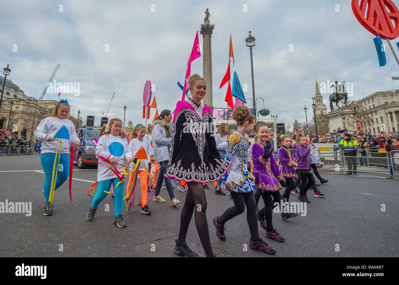 Westminster, London, UK. 1er janvier 2019. L'Assemblée Londres New Years Day Parade a lieu sur une route de Piccadilly à Parliament Square, suivis par des milliers. Le thème de cette année est Londres accueille le monde. De droit : London Hounslow présentation. Credit : Malcolm Park/Alamy Live News. Banque D'Images