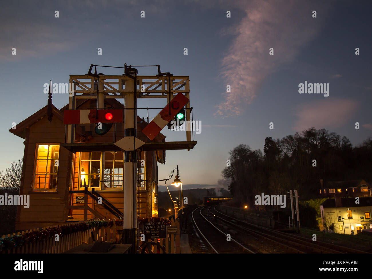 Bewdley, Royaume-Uni. 1er janvier 2019. Météo au Royaume-Uni : avec le ciel dégagé et l'absence de couverture nuageuse ce soir, les températures chutent brusquement. Le dernier train à vapeur d'époque de la journée est vu quitter la gare de Bewdley, disparaître au loin, signalant la fin de la période des fêtes avec un départ glacial pour tous les retours au travail le matin. Crédit : Lee Hudson/Alay Live News Banque D'Images