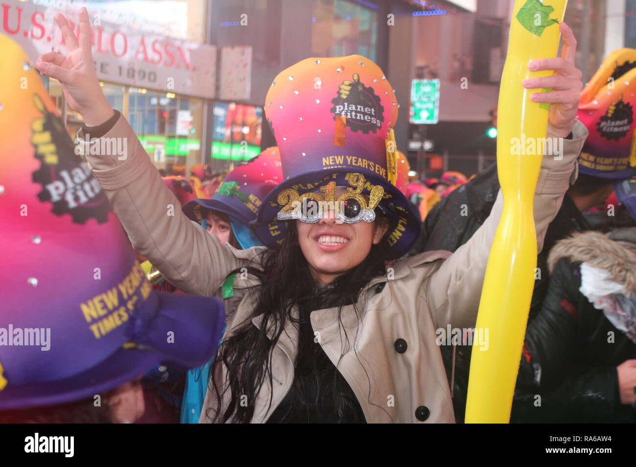 Un participant vu portant des lunettes de 2019 au cours de la nouvelle année de célébrations. Malgré la pluie toute la journée, plus de 2 millions de personnes participent à la célébration du Jour de l' An est à la fois carré. Banque D'Images
